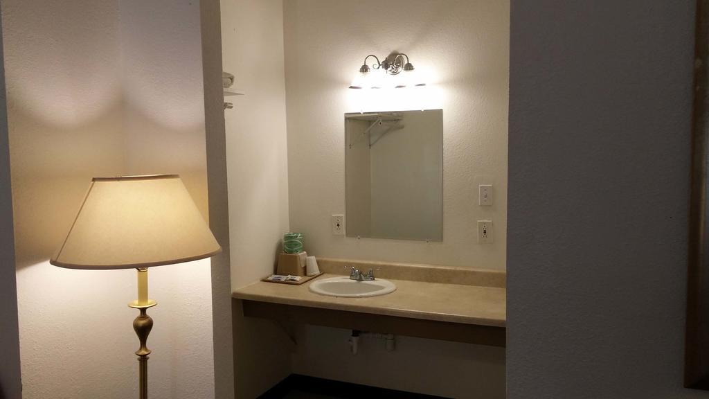 Country Regency Inn & Suites Manvel Exterior foto