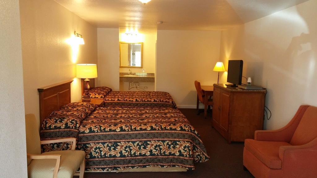 Country Regency Inn & Suites Manvel Habitación foto