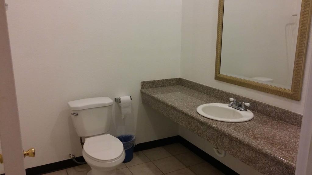 Country Regency Inn & Suites Manvel Habitación foto