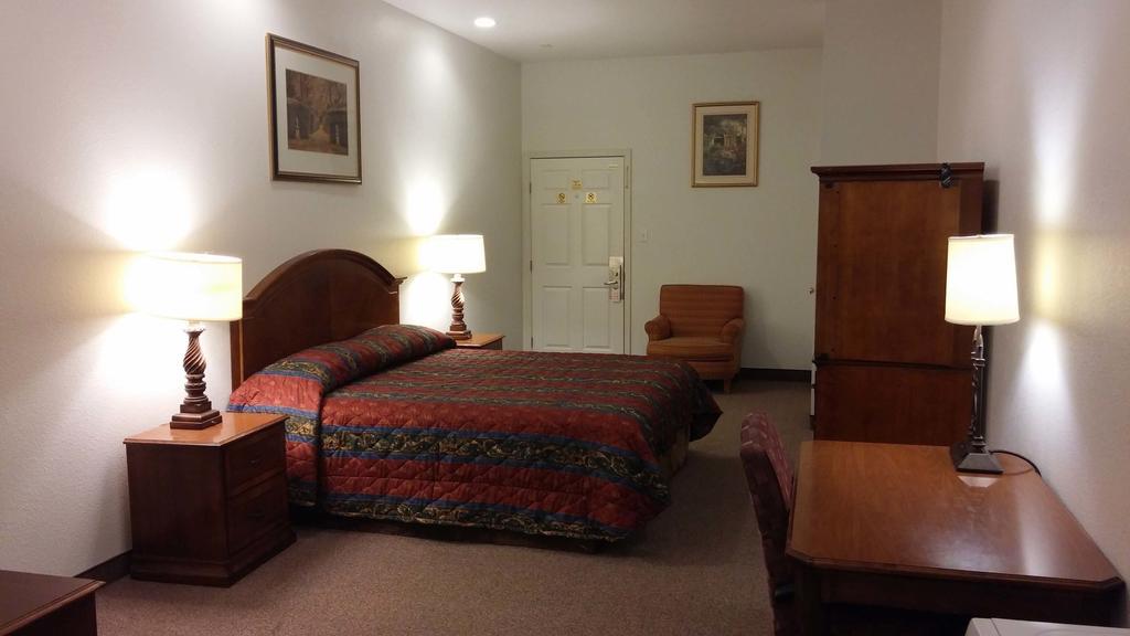 Country Regency Inn & Suites Manvel Exterior foto