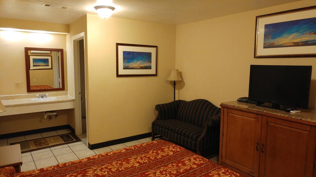 Country Regency Inn & Suites Manvel Exterior foto