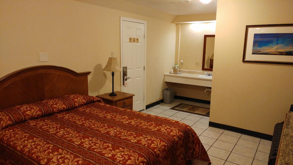 Country Regency Inn & Suites Manvel Exterior foto