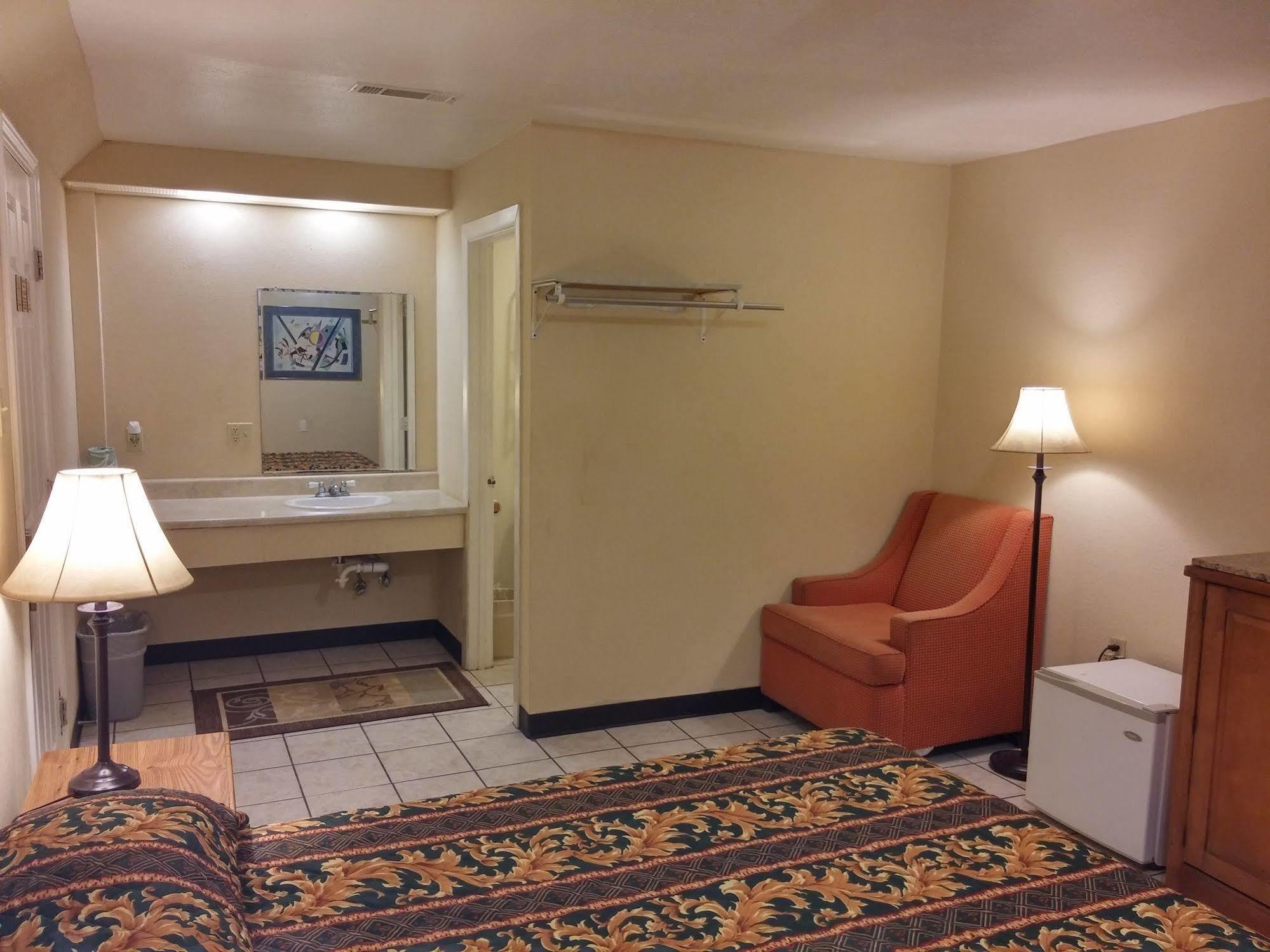 Country Regency Inn & Suites Manvel Exterior foto