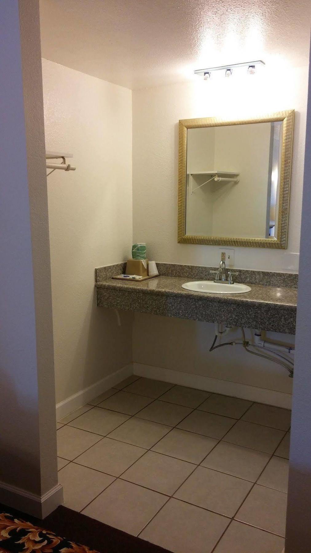 Country Regency Inn & Suites Manvel Exterior foto
