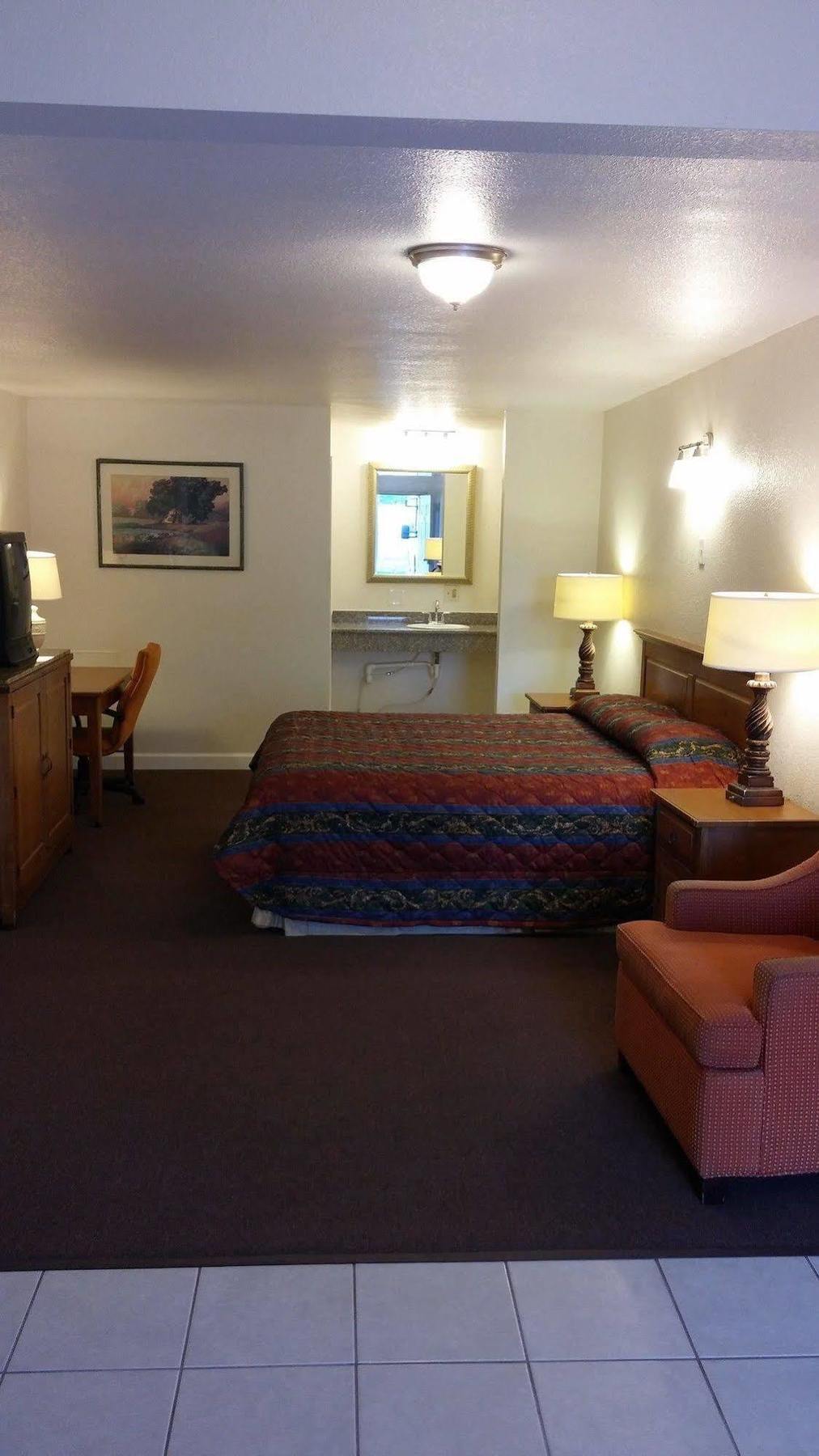Country Regency Inn & Suites Manvel Exterior foto