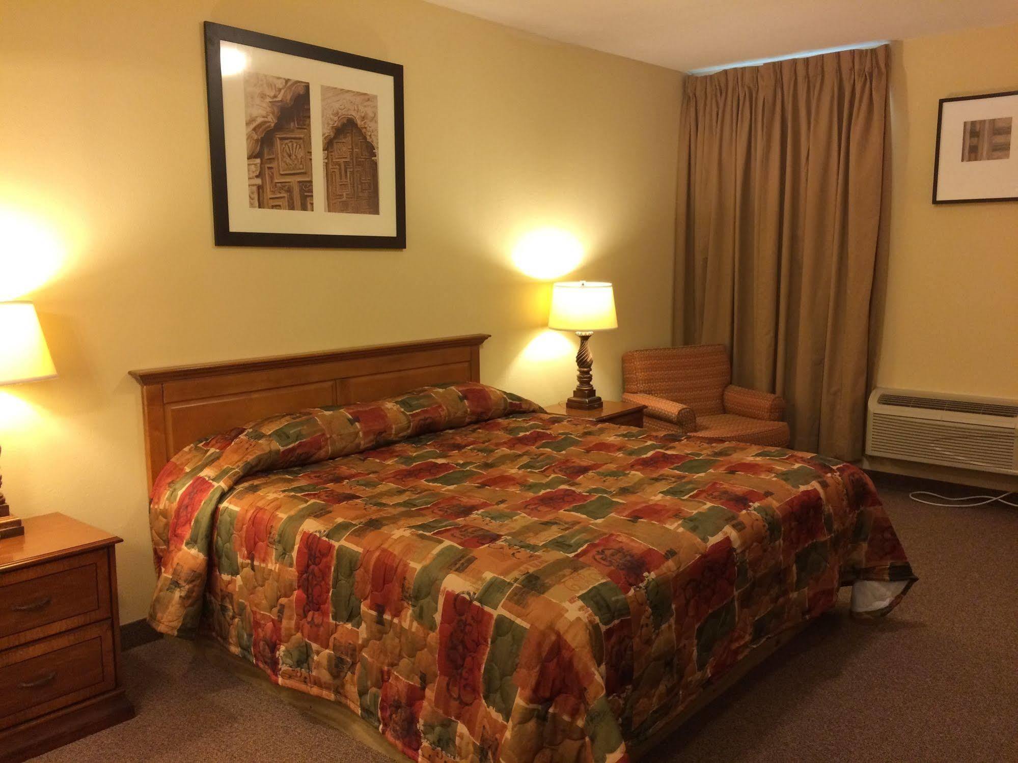 Country Regency Inn & Suites Manvel Exterior foto