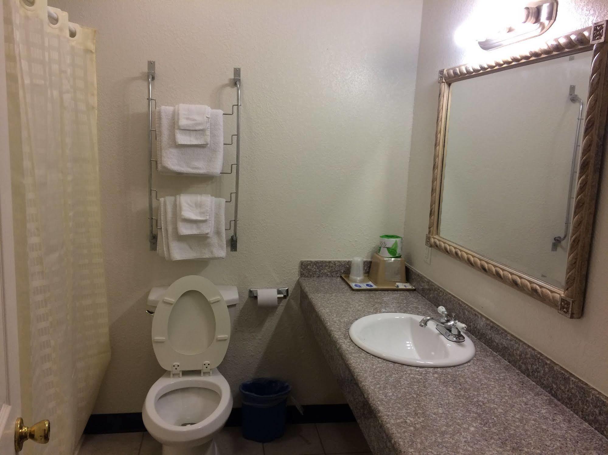 Country Regency Inn & Suites Manvel Exterior foto